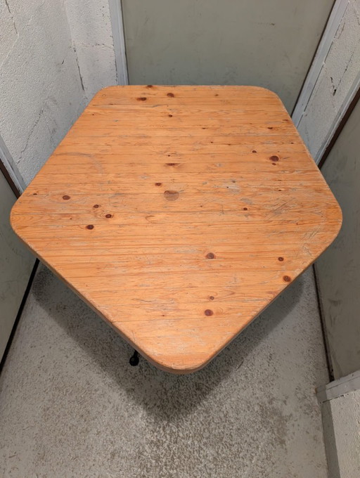 Vijfhoekige tafel van de Arcs, Charlotte Perriand circa 1973 – bijzettafels, Metal