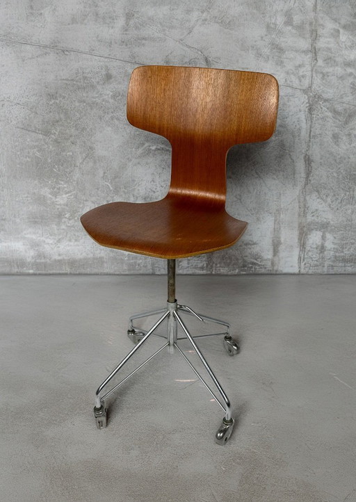 3113 swivel chair by Arne Jacobsen for Fritz Hansen (1971)