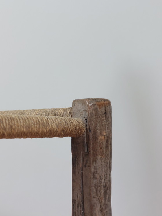 Image 1 of Silla antigua de madera de estilo folclórico francés con pátina y tejido de cuerda.