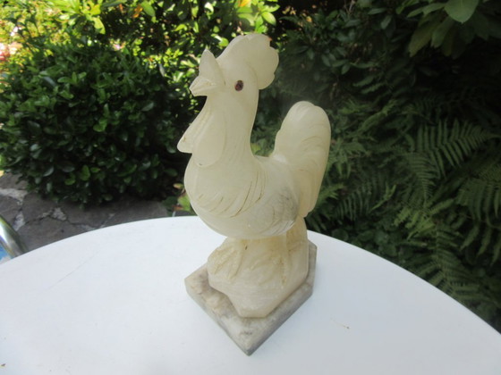 Image 1 of Figurine de coq cockrill fabriquée à la main en onyx blanc translucide ou en albâtre