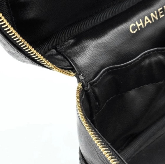 Originele Chanel Zwarte Lamsleren Cosmetische Tas, circa 2000s – Portemonnees & klein lederwaren, Leather (photo 8 of 10)