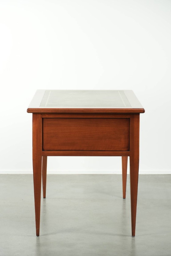 Sierlijk bureau in Engelse stijl met een groen leren blad met prachtige goudkleurige details en vijf lades (photo 4 of 14)