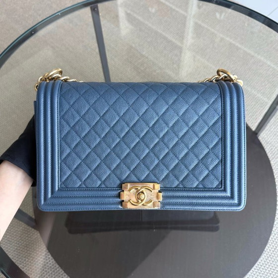 Image 1 of Chanel Boy New Medium - Caviar 28CM Piel de becerro granulada acolchada Azul Herrajes dorados Serie 23