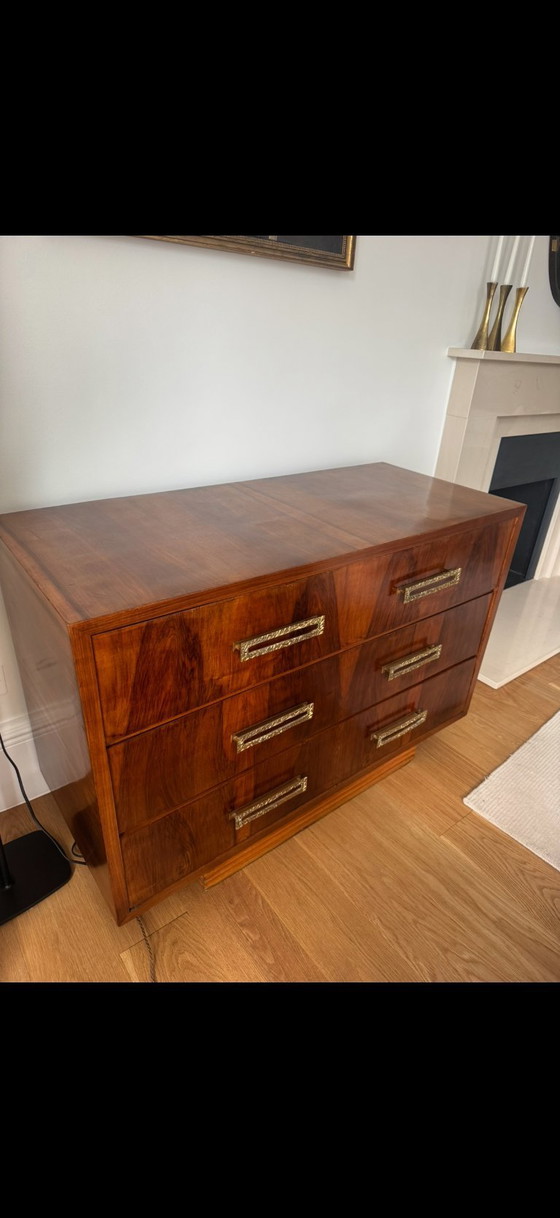 Image 1 of Vintage grote Italiaanse walnotenhouten commode met drie lades en messing handgrepen met textuur.