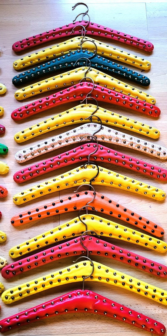 Image 1 of 28 vintage kledinghangers uit de jaren 50/60