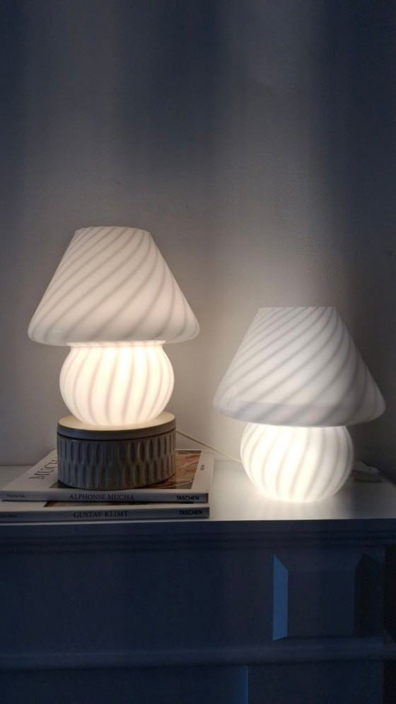 Image 1 of Paire de lampes champignon en verre tourbillonnant de style Murano – Blanc – État neuf