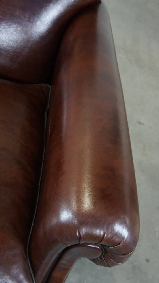 Image 1 of Comfortabele, donkere antieke schapenleren Engelse armchair