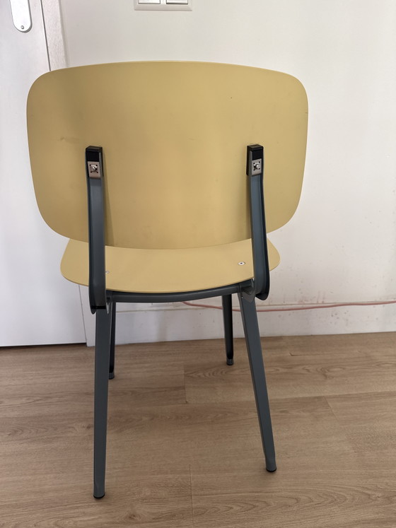 Image 1 of 1 chaise de révolte