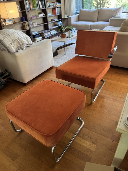 Preciosa silla con otomana de Zuiver en pana naranja y estructura tubular cromada.