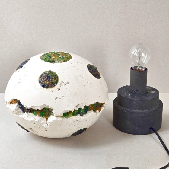 Image 1 of Vintage tafellamp uit de jaren 70 in de stijl van een ruimteschip met UFO's en planeten, gemaakt van gips en glas.