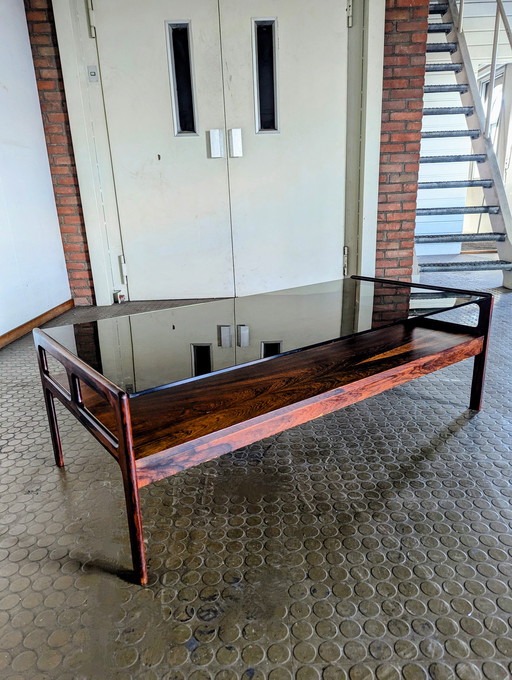Table basse en bois de rose et verre fumé Danemark années 1960