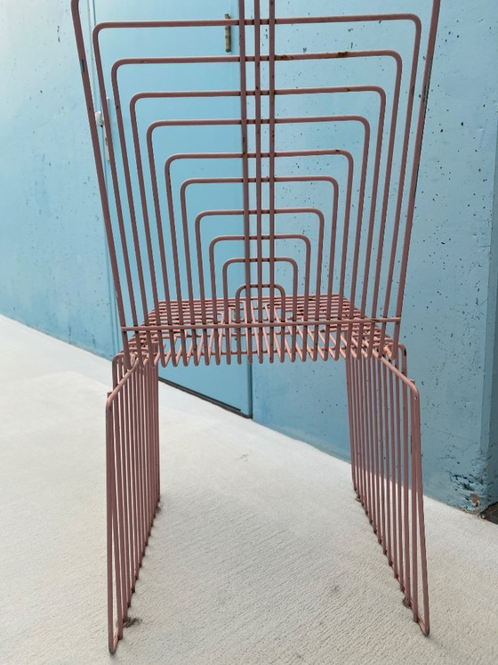 Image 1 of Silla de alambre rosa Max Sauze