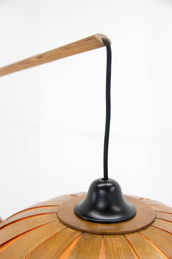 Image 1 of Skulpturale Stehlampe aus Holz und Furnier im Stil der Mid-Century-Moderne der 1960er Jahre.