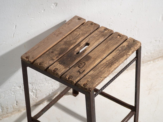 Tabouret industriel ancien en bois de pin et fer – Europe Centrale, circa 1950 – Iron, Industrieel (photo 23 of 40)