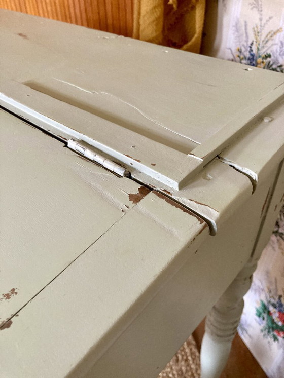 Image 1 of Escritorio antiguo de madera con frente inclinado, frente abatible y patas torneadas