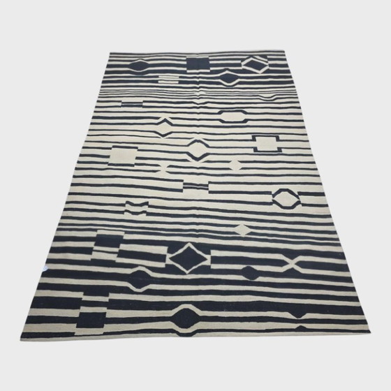 Handgeweven wollen wandtapijt van Victor Vasarely, Ondulatoires | Zwart-wit Op Art (118 × 79 inch) (photo 7 of 9)