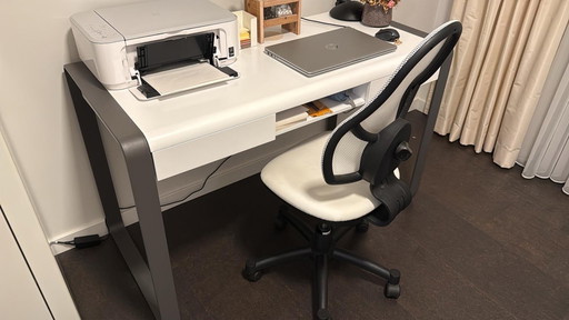 Bureau met bureaustoel 