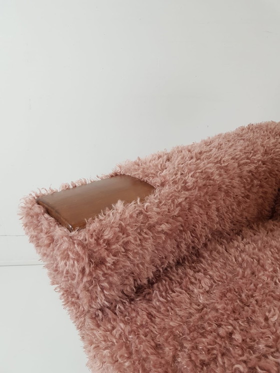 Image 1 of Fauteuil vintage rose | modèle danois accoudoirs en teck