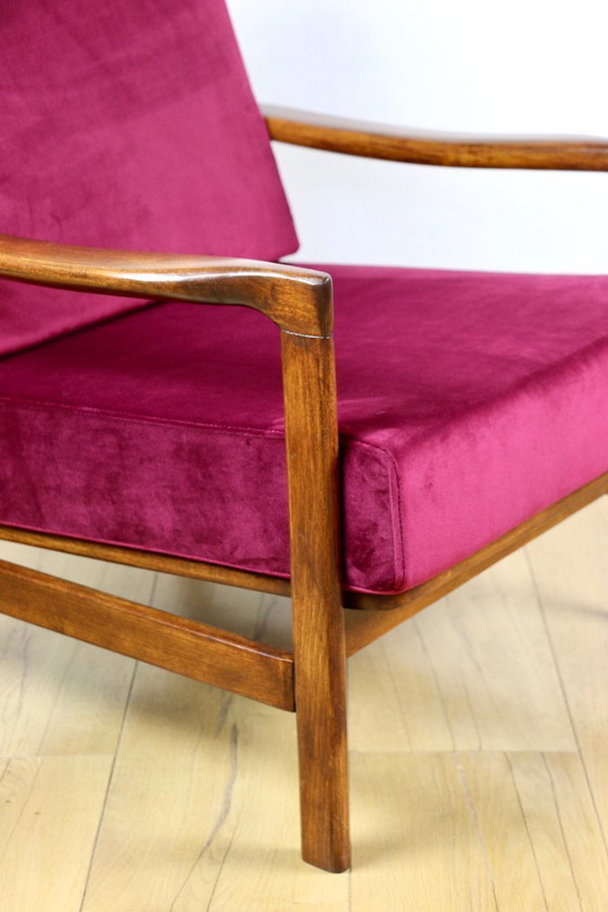 Image 1 of Fauteuil vintage en bois marron et bordeaux framboise, design Z. Bączyk - 2 exemplaires disponibles