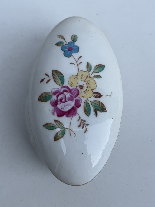 Vintage, Oval Porcelain Box with Floral Pattern on the Lid. – decoratieve objecten (photo 2 of 5)