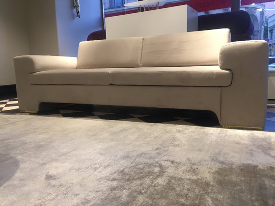 Image 1 of ANA ROQUE „KOI“ Sofa – Hellgrauer Samt & Gestell aus gebürstetem Goldmetall