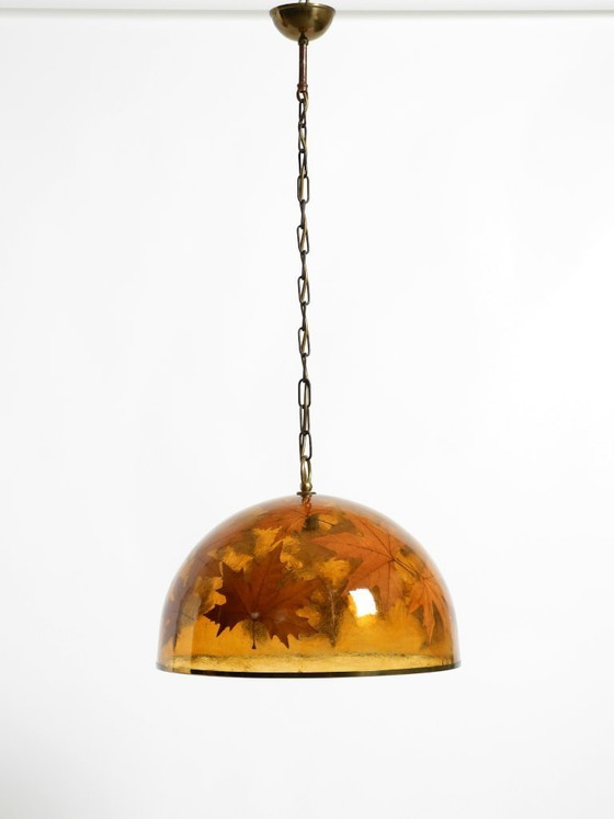 Image 1 of Rara e grande lampada a sospensione italiana degli anni '70 in resina con foglie d'acero incorporate.