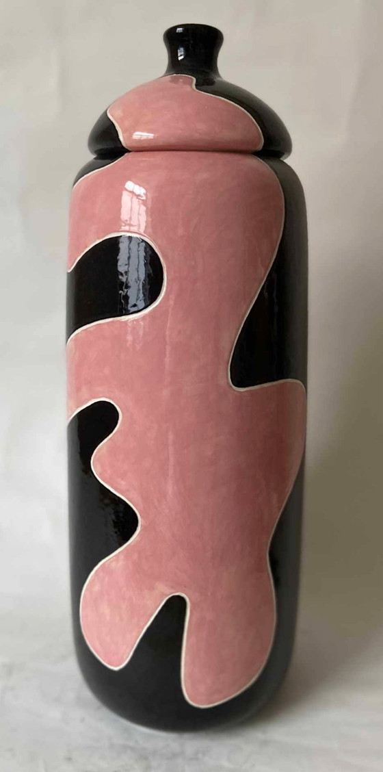 Image 1 of Grand vase en faïence avec couvercle et décor abstrait.