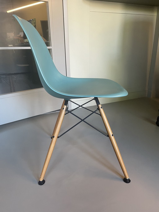 4x Vitra Eames DSW dining chairs