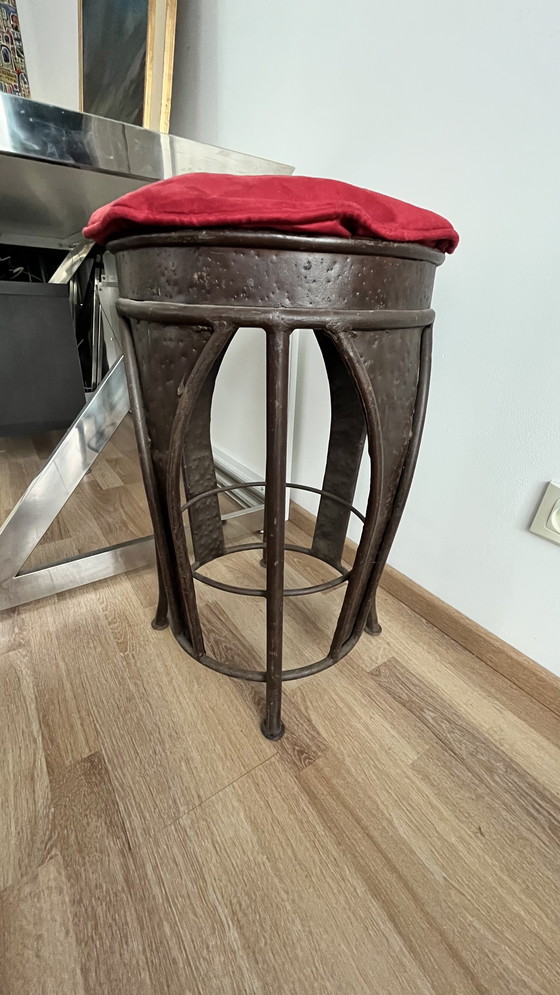 Image 1 of Paar industrielle Metallhocker mit roten Samtkissen - skulpturales Design
