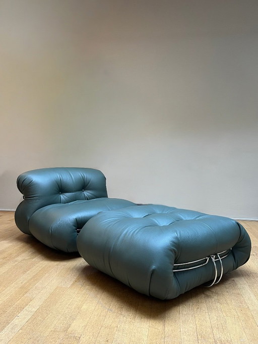 Cassina | Fauteuil et repose-pieds Soriana en cuir vert