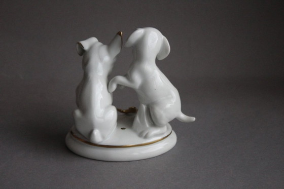 Image 1 of Porzellan Figurengruppe 2 Hunde mit Hirschkäfer weiß mit Goldapplikationen Marke Bedu