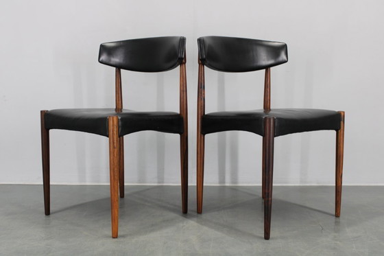 Image 1 of    	 1960er Satz von sechs hölzernen Esszimmerstühlen mit schwarzem Kunstlederbezug, Dänemark