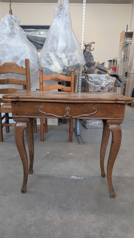 Tavolino a libro da gioco in noce con gambe sagomate e cassetto XVIII secole 