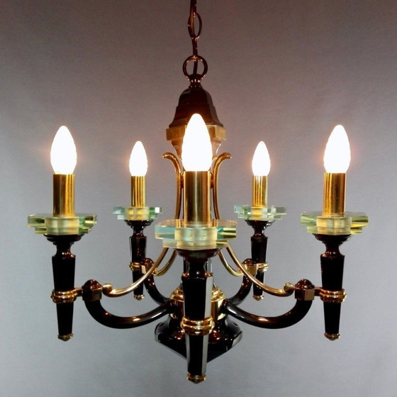 Image 1 of Lámpara de araña clásica de cinco luces de los años 70 en latón macizo y cristales, atribuida a la firma italiana "Lampart&