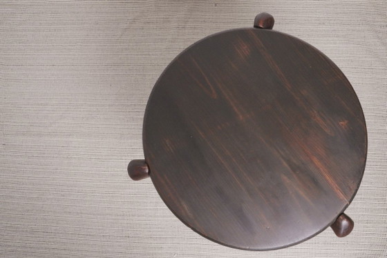 Image 1 of Vintage handgesneden ronde tafel van hardhout in Afrikaanse stijl, sculpturaal, inklapbaar bijzettafeltje