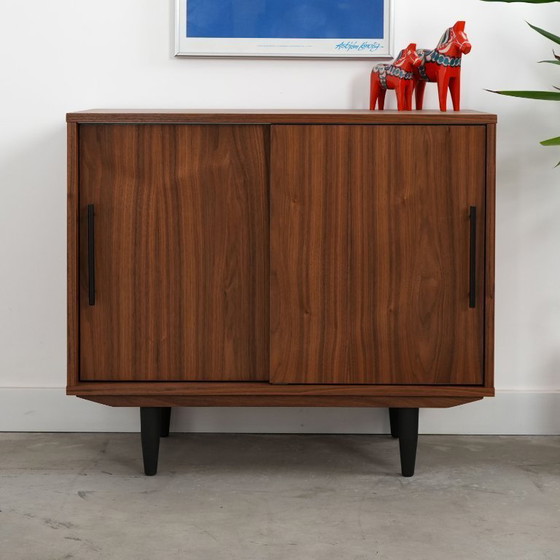 Image 1 of Mueble de nogal, diseño escandinavo