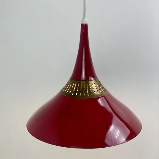 Image 1 of Lampada a sospensione scandinava in metallo rosso e ottone, 1960