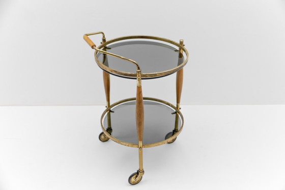 Image 1 of Carrito de servicio Regency de mediados de siglo en vidrio ahumado y madera, década de 1960