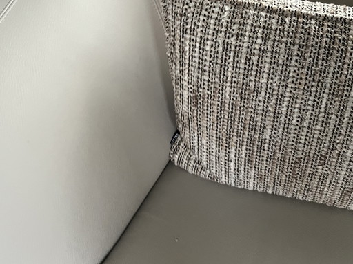 Due cuscini Eichholtz modello 'Mademoiselle' beige