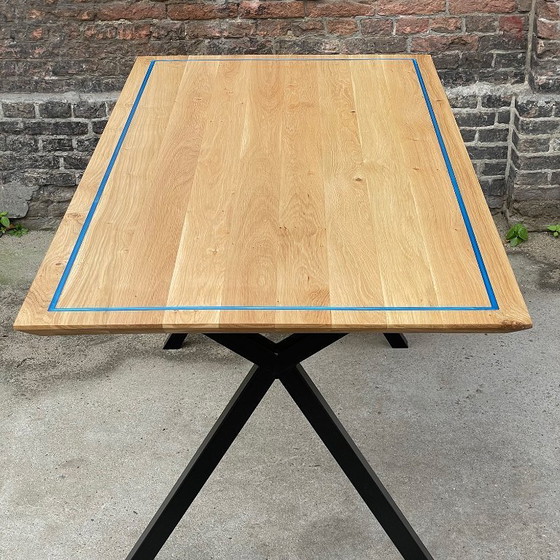 Image 1 of Mesa de comedor artesanal | Roble macizo y resina epoxi azul metalizada | Nueva (Profesional)