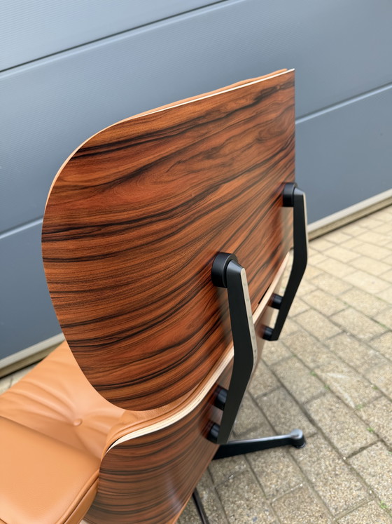 Image 1 of 2 poltrone lounge Vitra Eames XL originali con poggiapiedi, in pregiata pelle color cognac e palissandro Santos, NUOVE!!