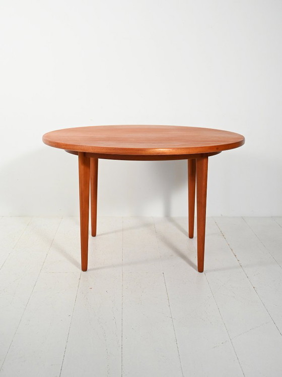 Image 1 of Zweedse uitschuifbare ronde teakhouten tafel uit de jaren 60