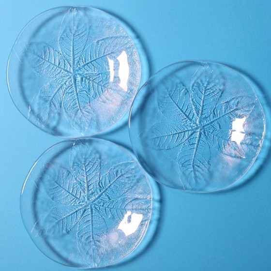 Image 1 of Set van 3 vintage Kosta Boda glazen dessertbordjes / Scandinavisch bladmotief / 1975