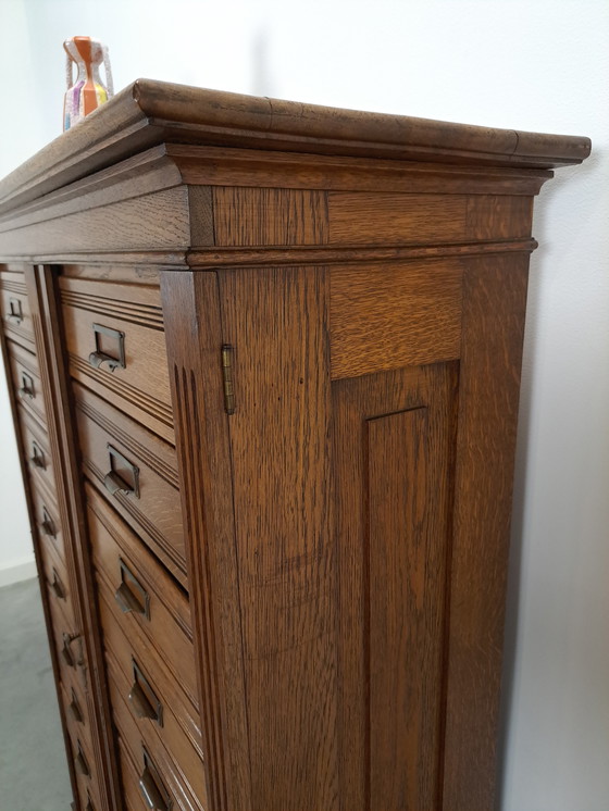 Image 1 of Ancienne commode d'archives en bois