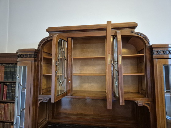 Monumentaler Schrank/Buffet im Jugendstil mit Bücherregalen (Nussbaum & Marmor) – Buffetschränke, Glass (photo 14 of 16)