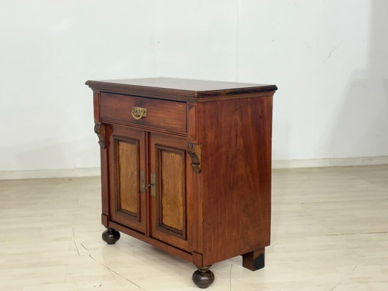 Image 1 of Prachtige antieke Gründerzeit (eind 19e eeuw) vertiko ladekast circa 1900 – elegant walnotenfineer en messing beslag.