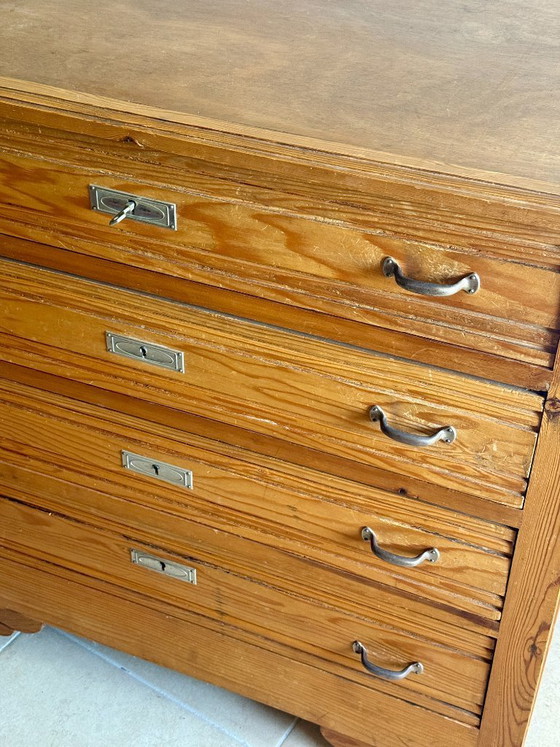 Image 1 of Commode van onbewerkt hout en verchroomd metaal, in art-decostijl uit de jaren 50.