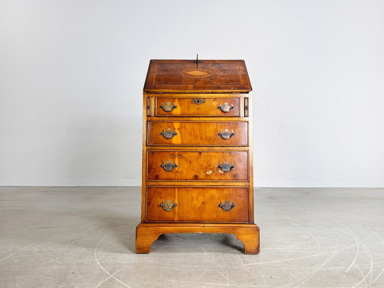 Image 1 of Cómoda estilo georgiano de mediados de siglo con incrustaciones de cuero, antigua, década de 1960