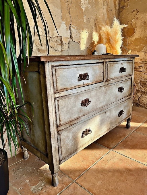 Cómoda antigua con pátina toscana azul grisácea.