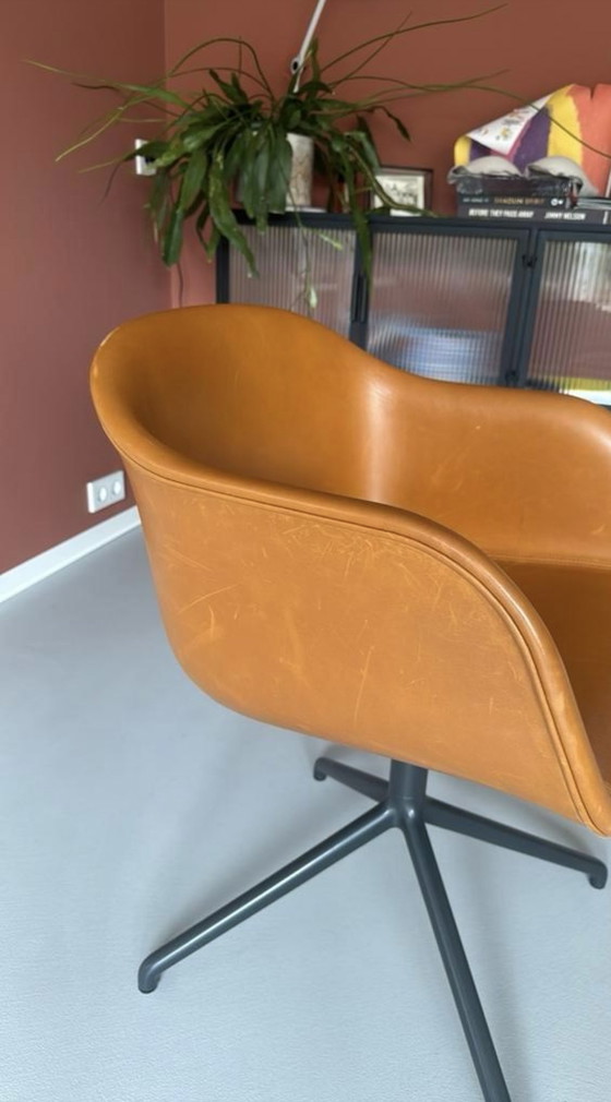 Image 1 of Sedia da pranzo con braccioli in pelle Muuto Fiber. Base girevole